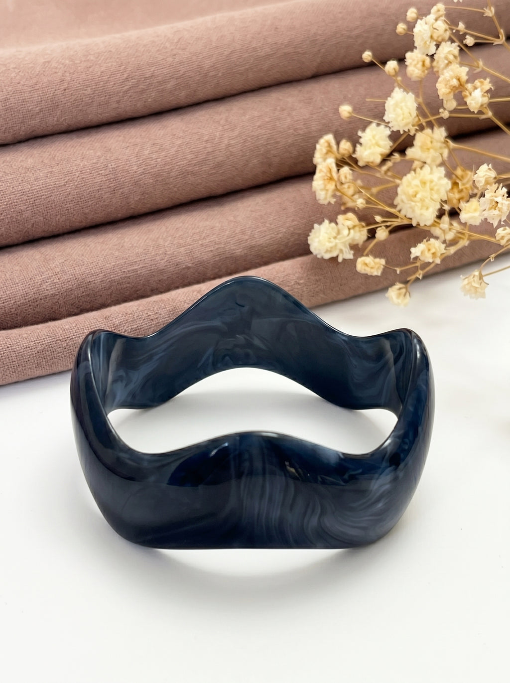 بانجل أكريليك مموج بتصميم رخامي راقٍ